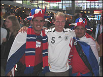 哥斯达黎加球迷与德国球迷留影