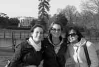 Lynwen (canol) ger y Whitehouse yn Washington DC.