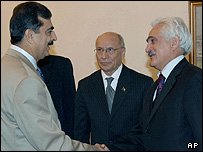 وزیر خارجه افغانستان (سمت راست) در دیدار با نخست وزیر پاکستان