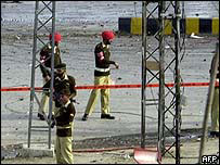 صدر مشرف گزشتہ ہفتے ہونے والے حملے میں کچھ سیکنڈ سے بچے تھے