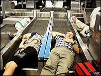 Hành khách ngủ lại sân bay