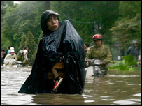 Một người mẹ đón con từ nhà trẻ về trên đường Nguyễn Chí Thanh (ảnh độc giả Nguyễn Phương Thảo).