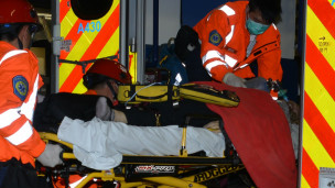 伤者送上救护车