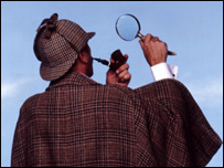 Актер облечен како детективот Шерлок Холмс