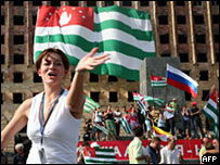 جشن در سوخومی مرکز آبخاز پس از اعلام تصمیم روسیه