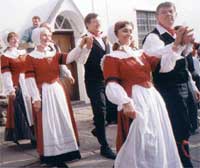 Dawnswyr gwerin mewn digwyddiad yn Llanofer i sefydlu Cymdeithas Gwenynen Gwent