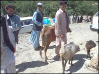 ما حيوانات و امتعه های خود را در اين با زار به فروش می رسانيم. 