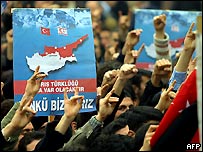 Denktaş taraftarlarının gösterisi