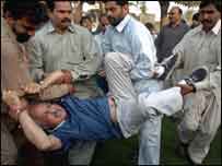 سابق وزیر قانون اقبال حیدر کو زبردستی پولیس وین کی طرف لے جایا جا رہا ہے۔