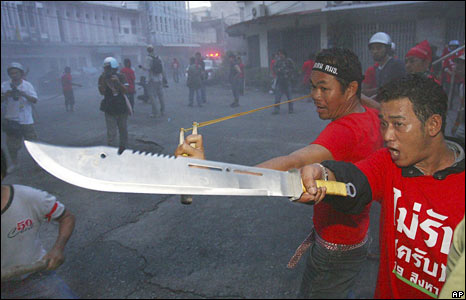 Người biểu tình ủng hộ chính phủ mang theo mã tấu và súng cao su