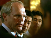 Vrchní americký vyjednavač Christopher Hill při rozhovorech v Pekingu