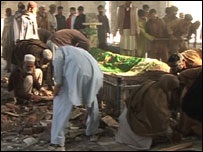 دھماکے کے بعد لوگ ملبہ ہٹا رہے ہیں