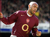 تيه ری هنری گل مقابل استون ويلا را جشن می گيرد