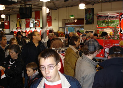 球队俱乐部商店人头涌涌