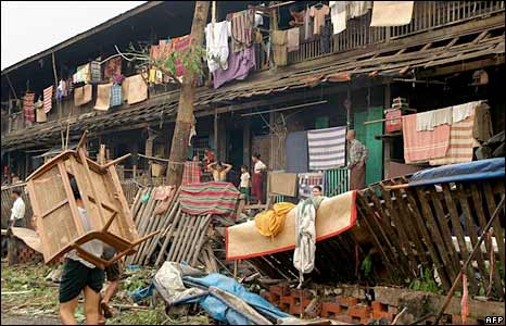 Người dân ổn định lại cuộc sống ở Rangoon