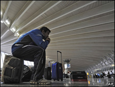 Pasajeros en espera en aeropuerto de España