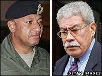 Comandante militar Frank Bainimarama (esq) e o premiê Laisenia Qarase