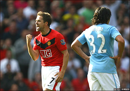 Michael Owen celebra, Carlos Tévez se lamenta