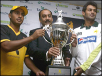 دونوں ٹیموں کے کپتان سیریز کی ٹرافی کی نقاب کشائی کے موقع پر