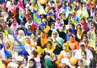 Sikh celebrants dressed in a variety of colours