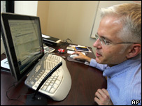 Presidente da Teleo, Peter Sisson, faz uma ligação telefônica pela internet