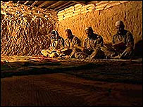 Mesquita improvisada para 40 homens cabem em abrigo subterrâneo