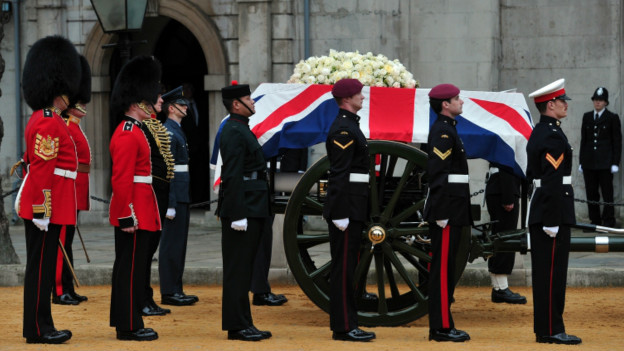 英军将士送撒切尔夫人走完最后一程