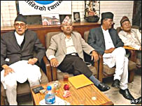 رهبران احزب از چپ به راست: کوايرالا، کومار نپال و شربهادر ديوبا و رهبر يکی ديگر از احزاب