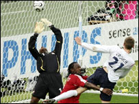 Peter Crouch bỏ lỡ nhiều cơ hội nhưng mang lại niềm vui cho Anh vào phút chót