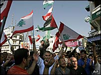 فلسطينيان به طرفداری حزب الله به خيابان ها آمدند