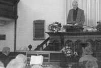 Y Parchedig Hywel Davies yn arwain y dathliadau