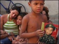 Parentes das vítimas da chacina de Nova Iguaçu