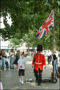 Cảnh biểu diễn trên đường phố London