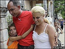 El disidente cubano Darsi Ferrer pasea en La Habana junto a su esposa y su hijo