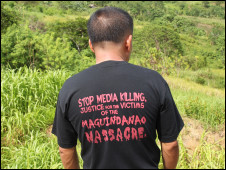 Journalist wearing a "Stop media killing" T-shirt at the scene of the Maguindanao massacre