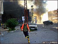 Civil busca abrigo em meio ao ataque aéreo de Israel em Tiro