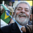 Em Oslo, Lula segura no colo criança com a bandeira do Brasil