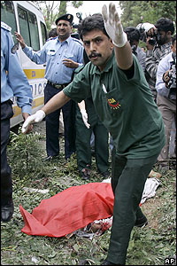 Equipe de resgate no local da explosão