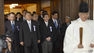 周四（１８日）包括两名内阁大臣在内的６７名日本国会议员参拜靖国神社。