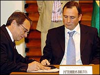 O presidente da Petrobras Bolívia, José Fernando de Freitas, assina o contrato para a permanência da empresa no país