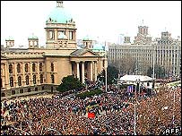 Multidão em Belgrado