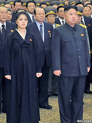 朝鮮領導人金正恩(右)與夫人李雪主(左)在平壤錦繡山太陽宮出席開館儀式(17/12/2012)