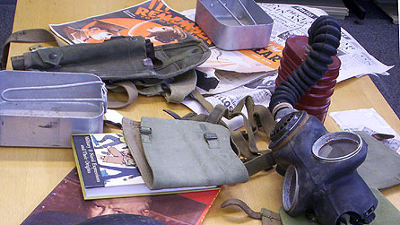 Masg nwy a deunyddiau eraill o gyfnod yr Ail Ryfel Byd