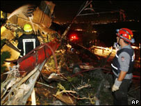 Bombeiro israelense apaga fogo de helicópteros que colidiram