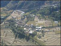 پہاڑی راستے پر خواتین