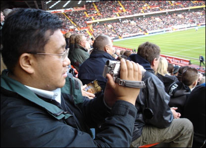 许浩实地拍摄球赛过程