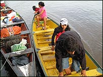 अमेज़न नदी में नाव