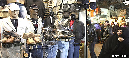 زنی در حال خرید لباس