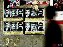 در بغداد پوسترهايی بر ديوارها نصب شده و در آنها جوايزی برای اطلاعات مربوط به ابومصعب الزرقاوی تعيين شده است