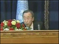 मेज के नीचे छुपते बान की-मून